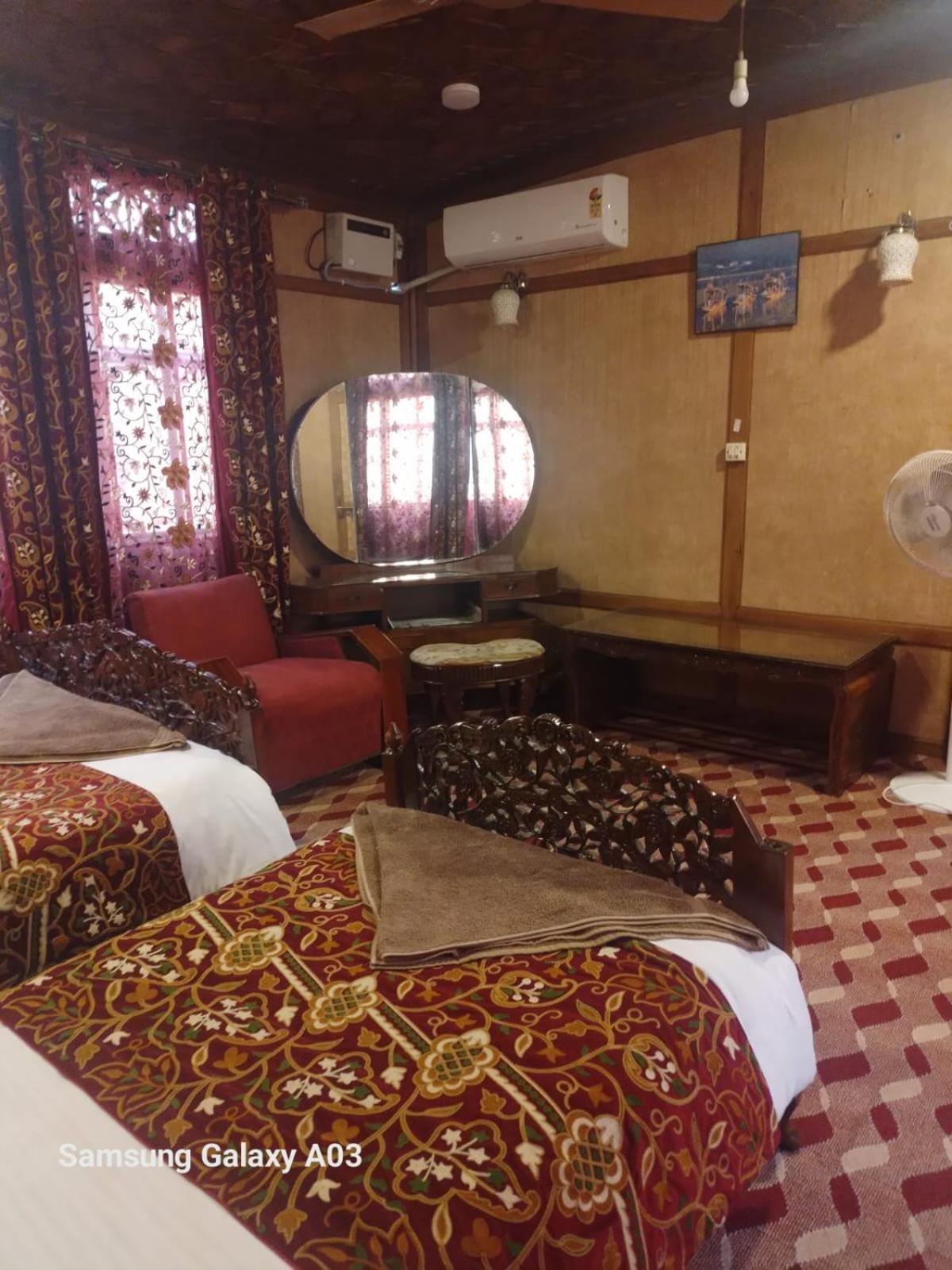 Houseboat Aristotle Excellence Hotel Srinagar  Exterior photo