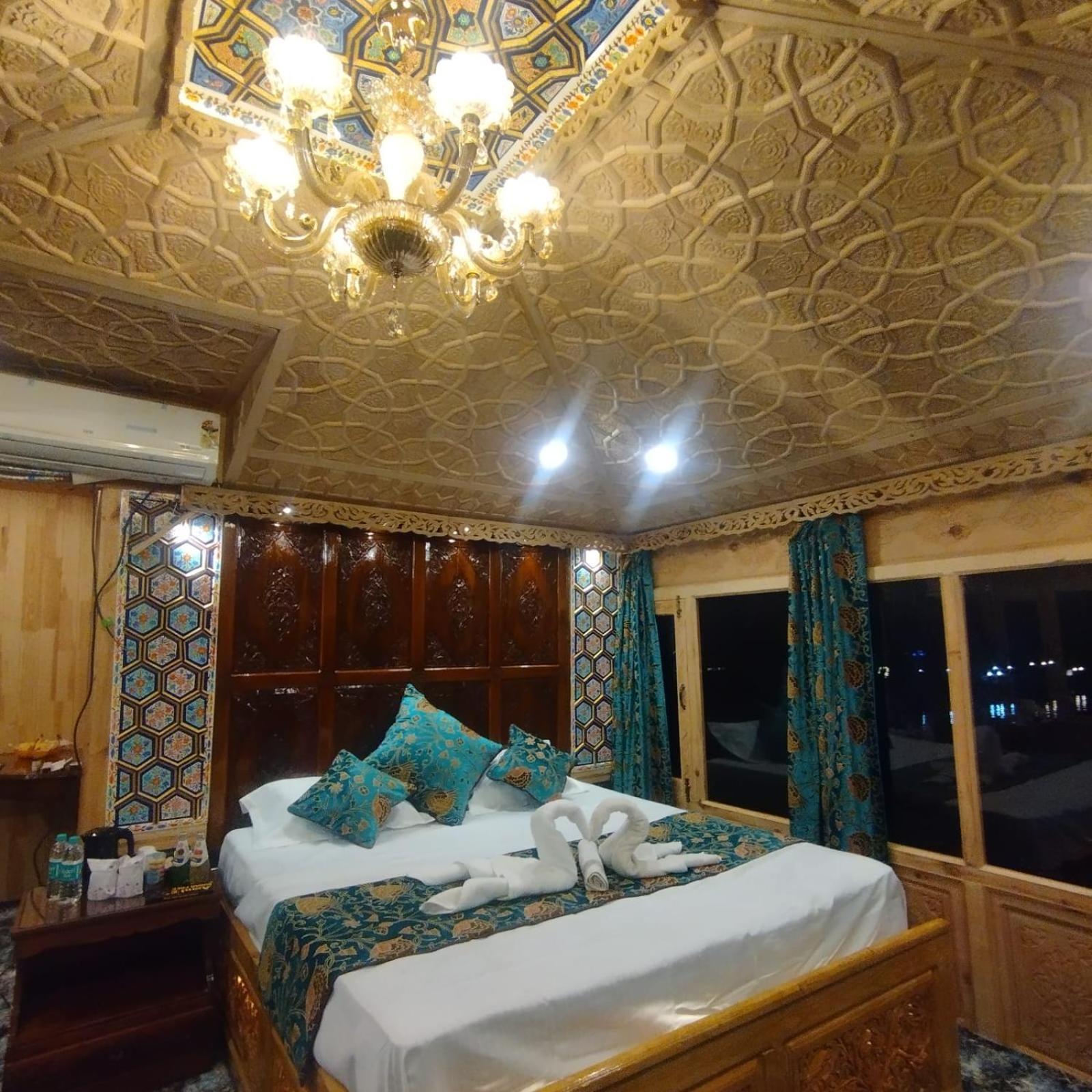 Houseboat Aristotle Excellence Hotel Srinagar  Exterior photo